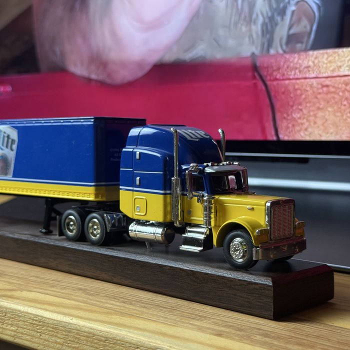 1:64 вантажівка peterbilt 379, miller lite колекційна