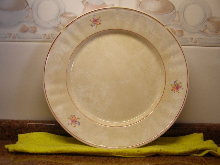 Pratos e travessas antigos para decoração