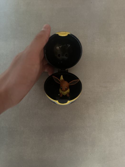 Figurka Eevee w Pokeball’u (Ultraball)