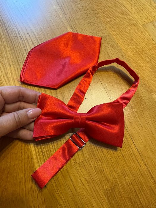 Червона краватка-метелик з хустинкою для святкових образів