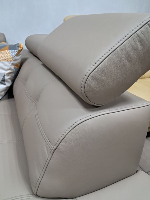 Диван шкіряний розкладний.