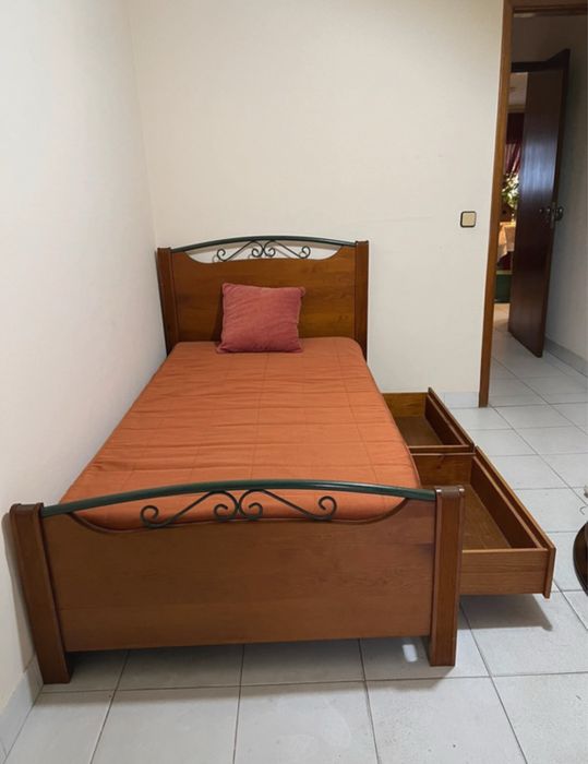 Cama de Solteiro de Madeira de Pinho