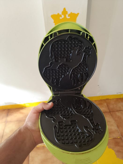 Silver rest Waffle iron animals with Elephant Lion
