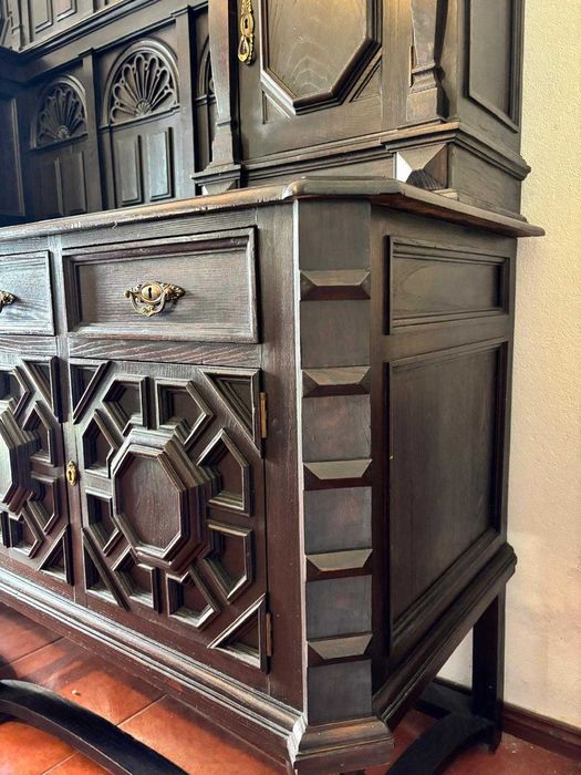 Móvel de arrumação antigo