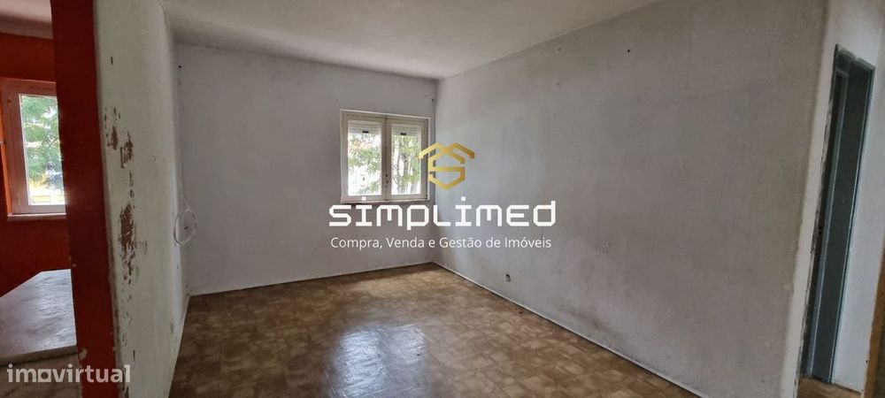 Apartamento  T3, situado no 2.º andar para remodelar