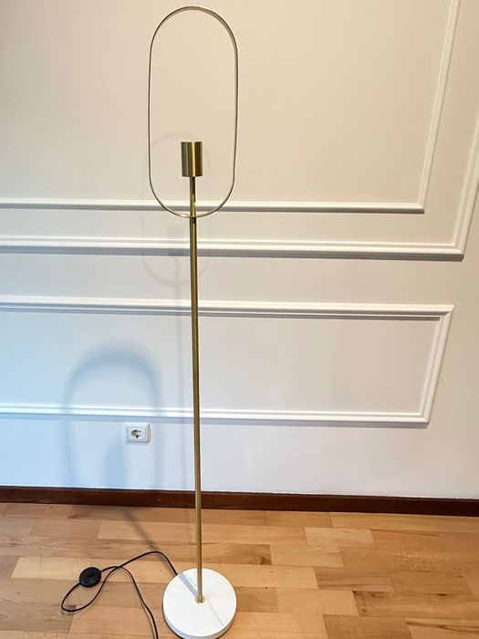 Candeeiro de pé alto dourado