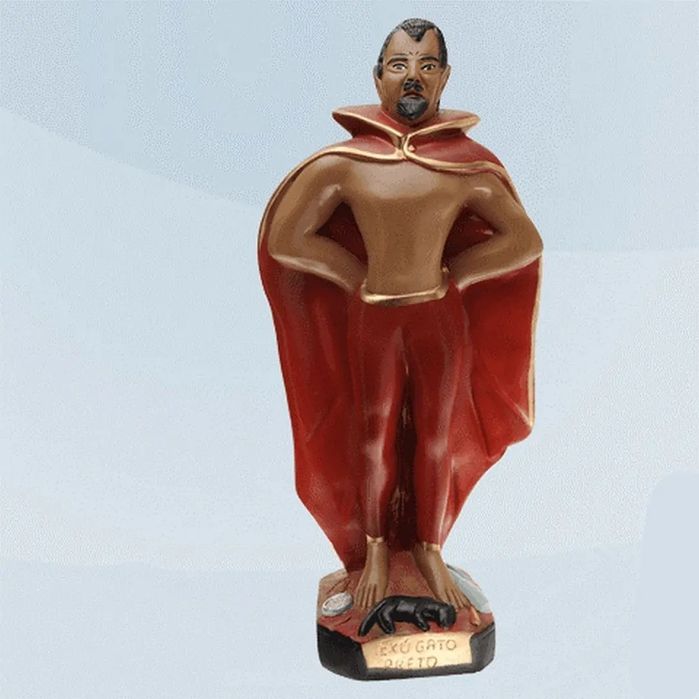 Esta estátua é uma representação de Exu Capa Preta da Encruzilhada