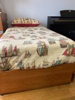 Cama de solteiro de cerejeira com gaveta + mesa de cabeceira e Móvel de apoio