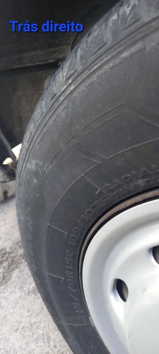 2 Pneus usados 215/70r15 piso suficiente para passar na inspecção.