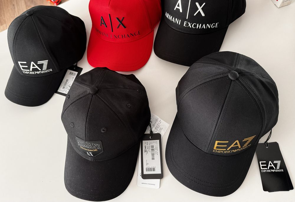 Кепка Armani Exchange біла, чорна і червона.