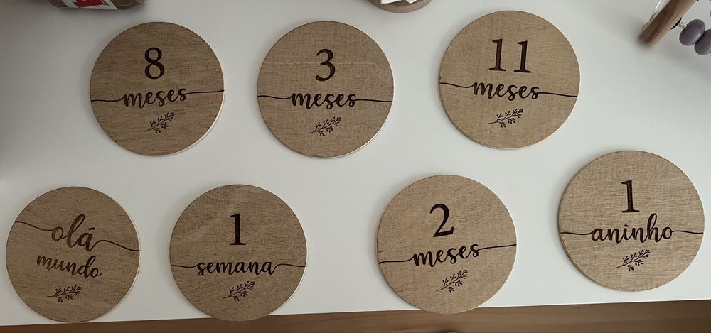 Placas de madeira com os meses para fotos dos bebes