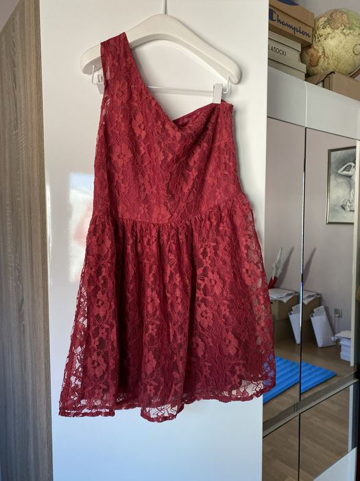 Koronkowa sukienka na jedno ramię Influence