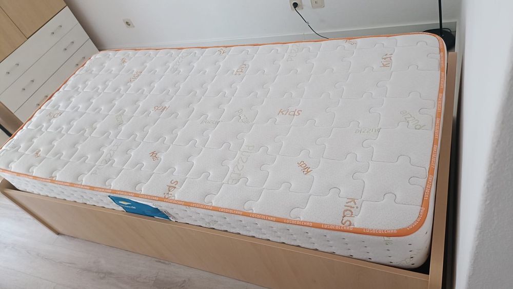 Cama individual com arrumação e colchão