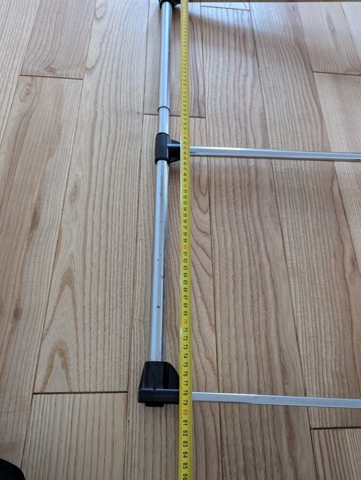 Drążek do szafy z regulacją szerokości i mechanizmem