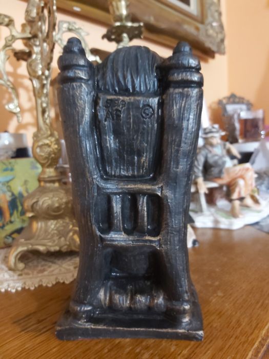 Holenderska figurka chłopca z alabastru. XXw.