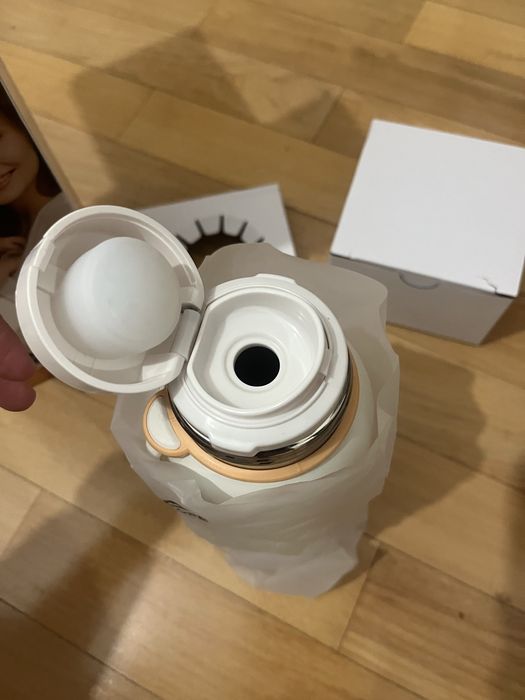 Garrafa termo que aquece agua