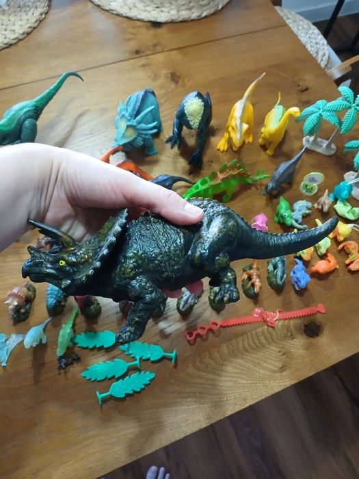 duży zestaw dinozaurów