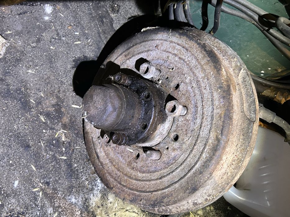 Поворотний кулак ГАЗ-69 ступиця шкворень ричаг