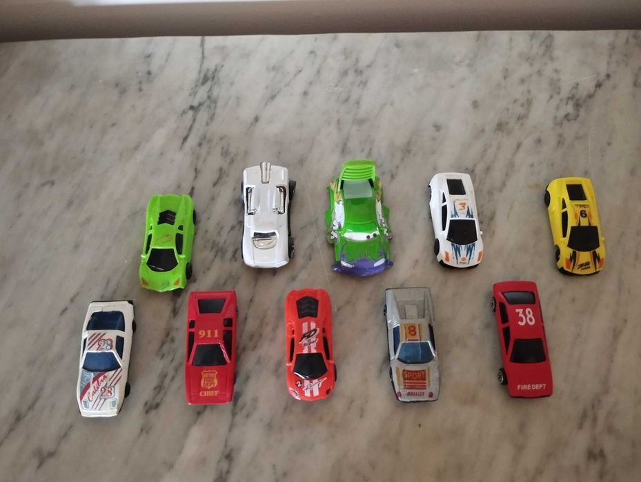 Lote de carros colecionáveis.