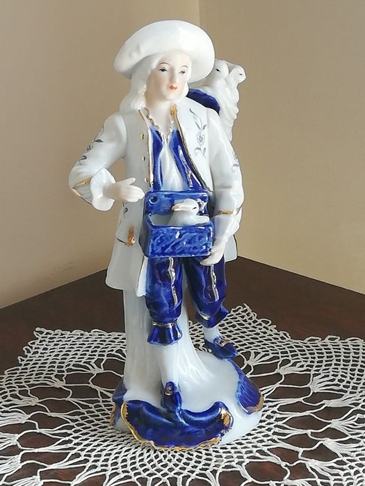 Estatueta em porcelana CDC,  Rapaz dos coelhos