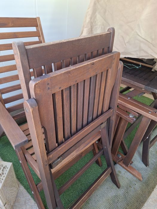 Conjunto de mesa e 4 cadeira ( existem 2 ) de madeira nobres de exterior