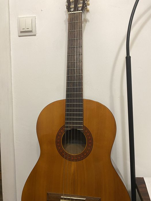 Продам акустическую гитару Yamaha C40