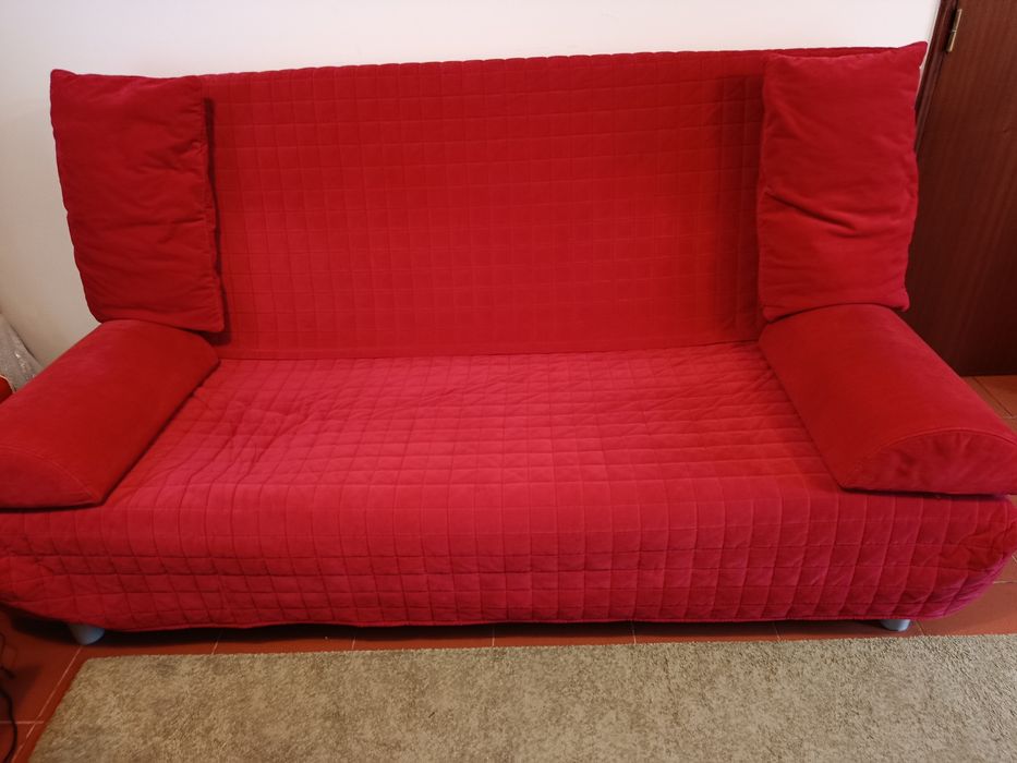 Sofá  cama devermelho aveludado.