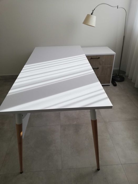 Biurko z pomocnikiem