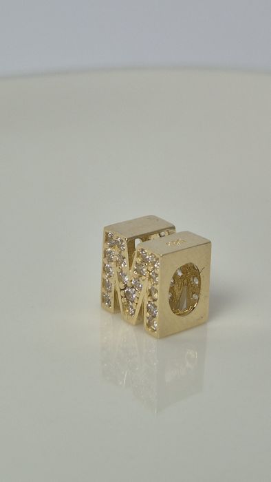 Nowy złoty charms literka M z białymi cyrkoniami p. 585