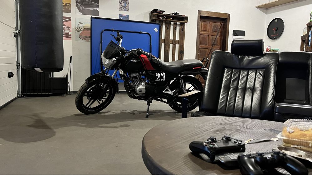 Мотоцикол bajaj v15