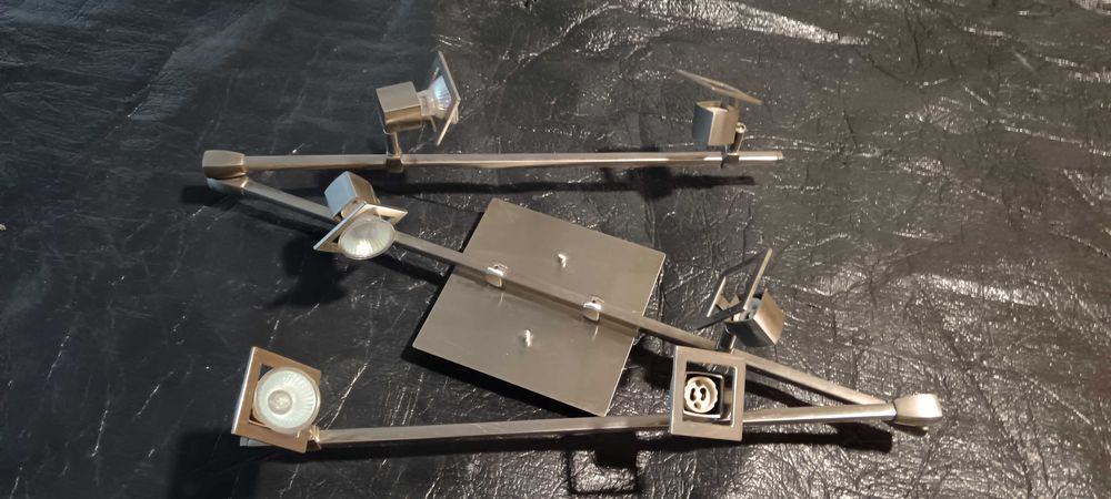 Candeeiro elegante de teto.