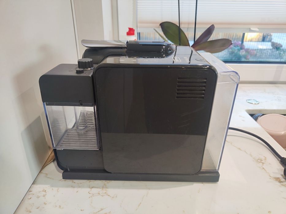 Ekspres na kapsułki DE LONGHI - NESPRESSO Lattissima Touch EN560.B Czarny