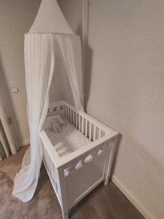 Cama de bébé em madeira mais cubertura