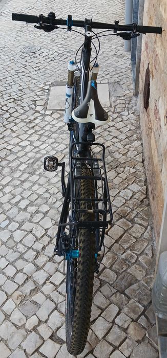 Bicicleta Cube LTD 29, suspensão dianteira FOX
