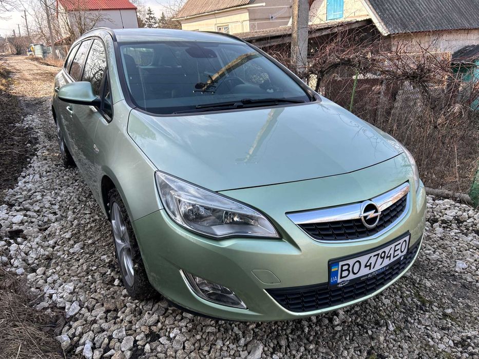 ПРОДАМ Опель Астра J 2011 года