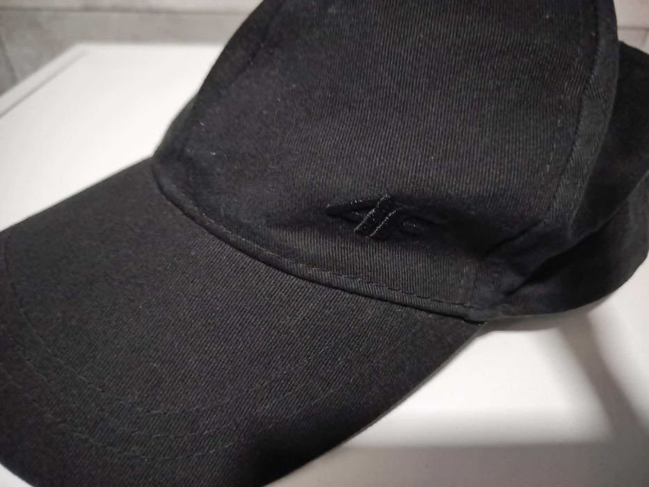 Czapka 4F z daszkiem bez metki M/L