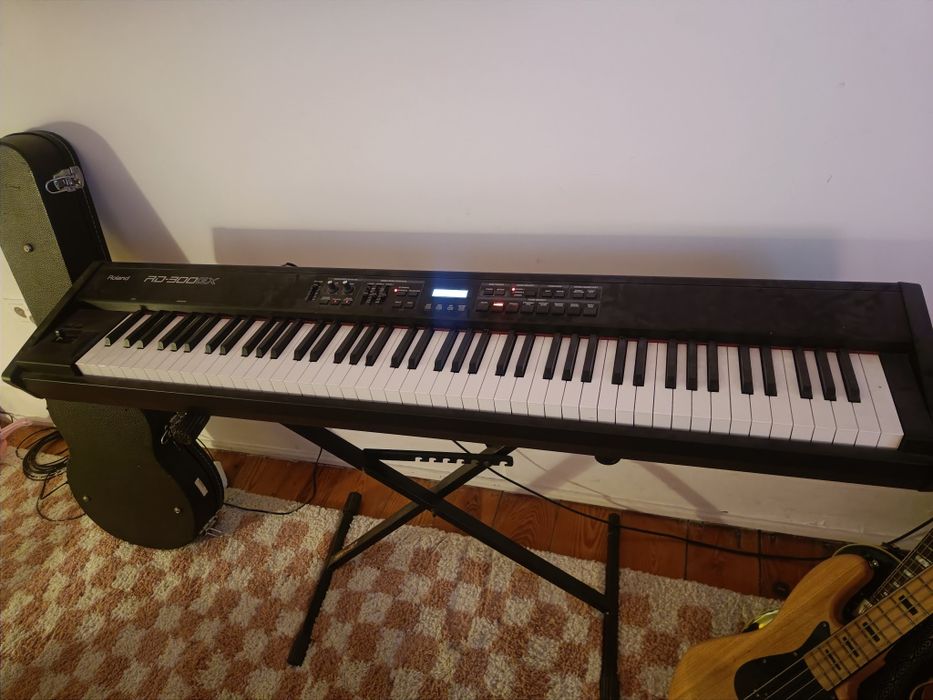 Roland RD-300GX com mala, pedal + suporte