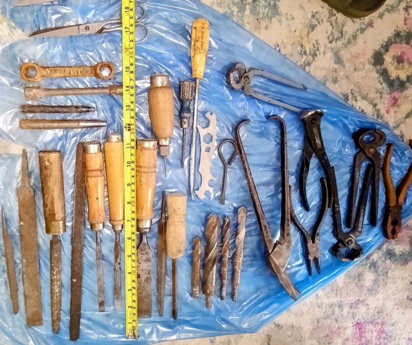 Komplet starych  narzędzi.