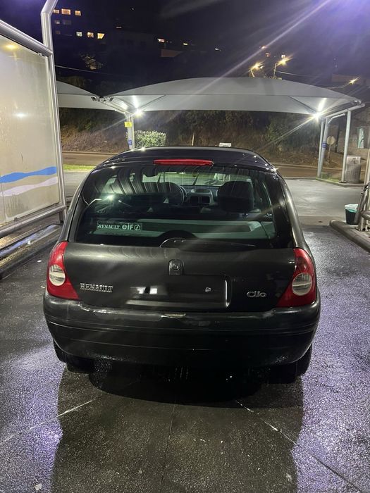 Renault Clio preto