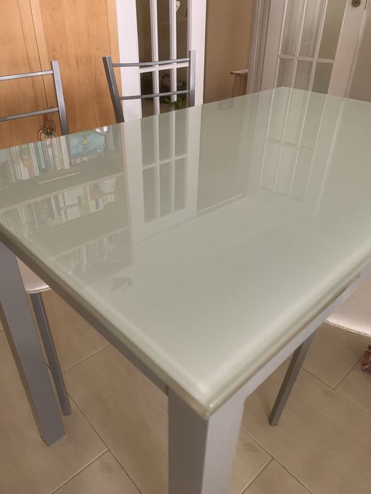Mesa tampo de vidro e cadeiras