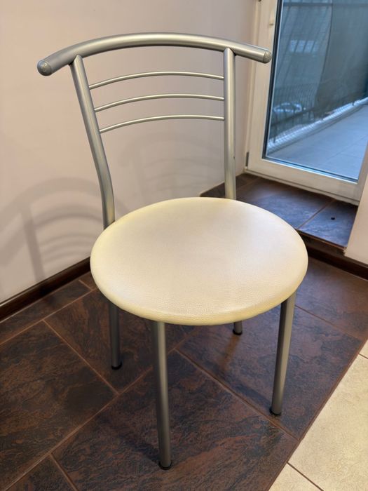 Кухонний стіл склянний