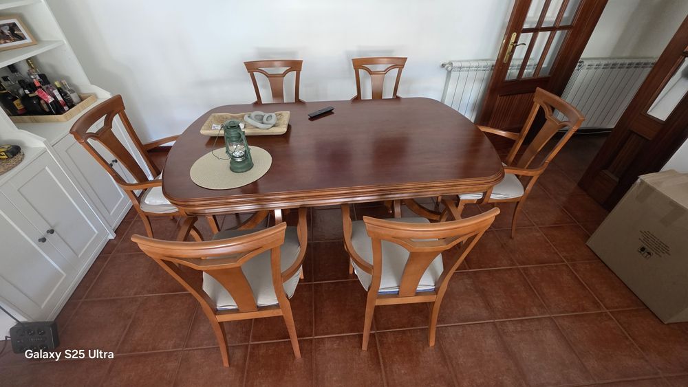 Conjunto 6 cadeiras e uma Mesa cerejeira maciça