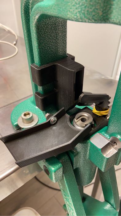 Prasa RCBS Rock Chucker Supreme- system zbierania splonek 3d