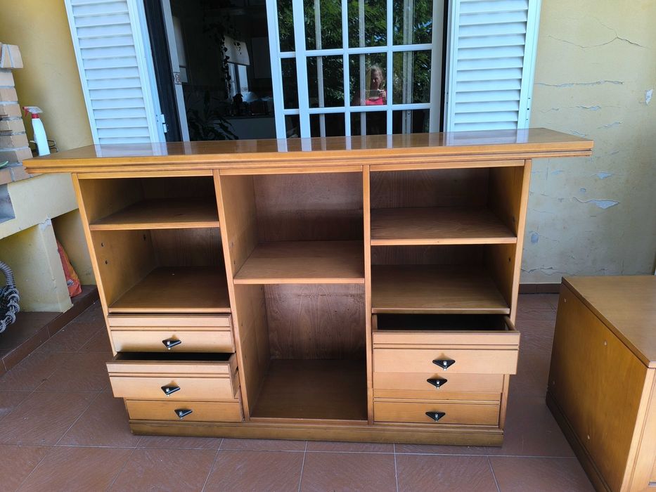 Aparador com gavetas e prateleiras mt bom estado