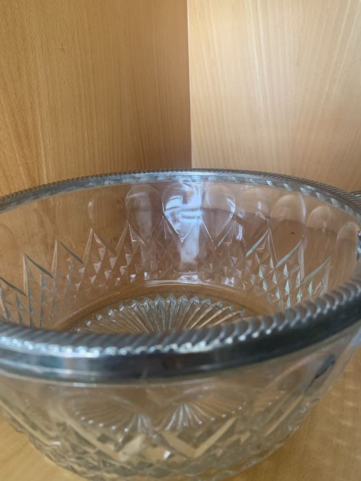 Taça de vidro com 2 pegas  , com borda em casquinha