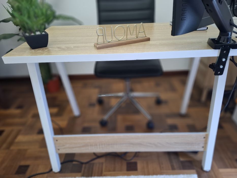 Mesa de computador madeira e metal em branco