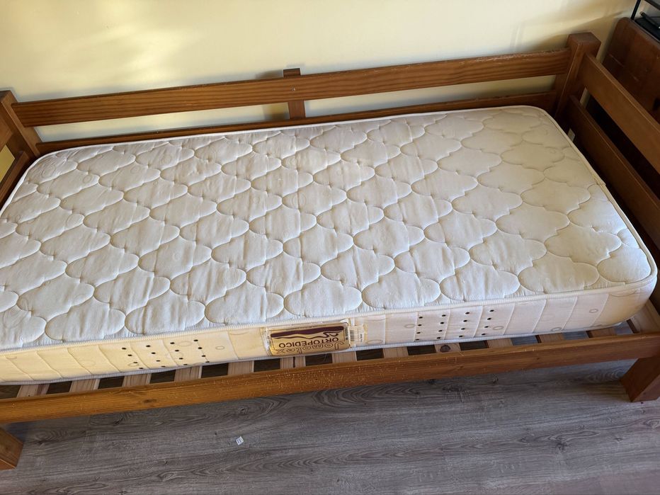 Cama de Solteiro em Madeira Maciça + Colchão Ortopédico Jomotex (Desmontada)