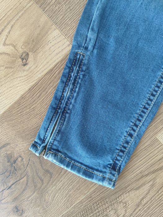 Niebieski damski jeans, jeansy z małym przetarciem, zamkami przy kostk