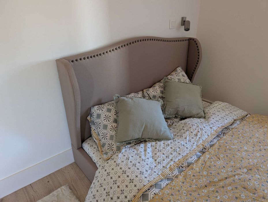 Cama de Casal em Tecido Estofada 140x200cm (Como Nova)