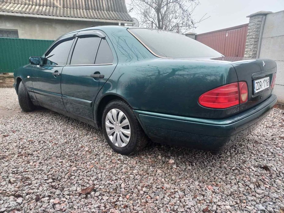 Mercedes-Benz E 210 2.0D